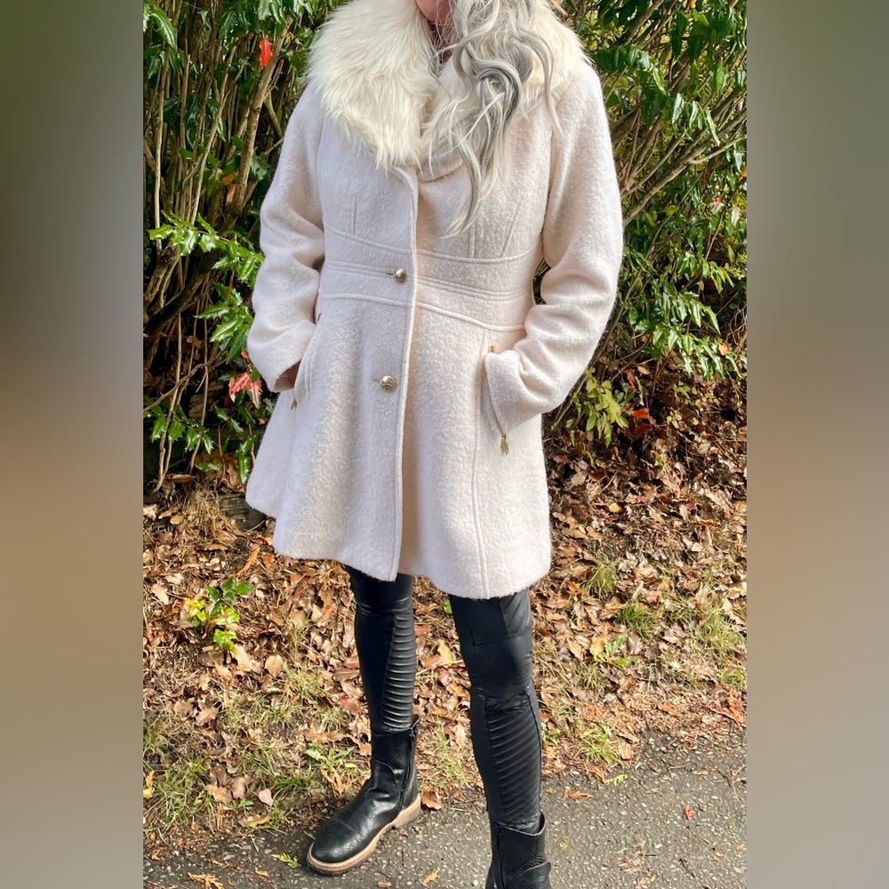 Guess Large faux fur detachable collar. Cream colored wool gold buttons Gorgeous